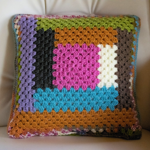Fata de perna crosetata cu doua fete de 35x35cm.Una dintre fete este din fir acrilic multicolor, iar cealalta in dungi. - casă & stil de viață - textile de casă - perne - Artynos.ro