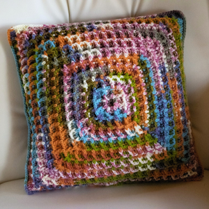 Fata de perna crosetata cu doua fete de 35x35cm.Una dintre fete este din fir acrilic multicolor, iar cealalta in dungi. - casă & stil de viață - textile de casă - perne - Artynos.ro