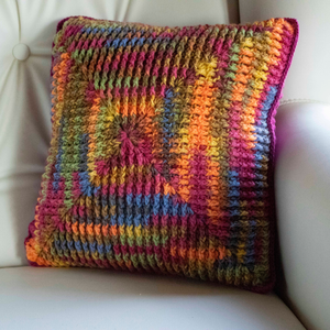 Fata de perna crosetata cu doua fete de 35x35cm.Una dintre fete este din fir acrilic multicolor, iar cealalta in dungi. - casă & stil de viață - textile de casă - perne - Artynos.ro
