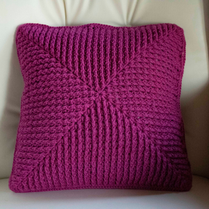 Fata de perna crosetata cu doua fete de 35x35cm.Una dintre fete este din fir acrilic multicolor, iar cealalta in dungi. - casă & stil de viață - textile de casă - perne - Artynos.ro