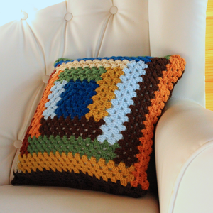 Fata de perna crosetata cu doua fete de 40x40cm.Una dintre fete este din granny squares, iar cealalta cu dungi. - casă & stil de viață - textile de casă - perne - Artynos.ro