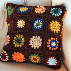 Fata de perna crosetata cu doua fete de 40x40cm.Una dintre fete este din granny squares, iar cealalta cu dungi. - Artynos.ro