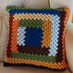 Fata de perna crosetata cu doua fete de 40x40cm.Una dintre fete este din granny squares, iar cealalta cu dungi. - casă & stil de viață - textile de casă - perne - Artynos.ro