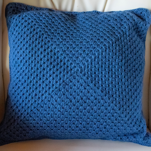 Fata de perna crosetata cu doua fete de 45x45cm.Una dintre fete este din granny squares, iar cealalta monocroma. - casă & stil de viață - textile de casă - perne - Artynos.ro