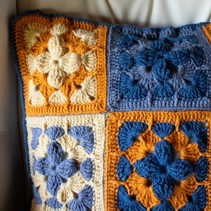 Fata de perna crosetata cu doua fete de 45x45cm.Una dintre fete este din granny squares, iar cealalta monocroma. - casă & stil de viață - textile de casă - perne - Artynos.ro