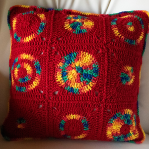 Fata de perna crosetata cu doua fete de 40x40cm.Una dintre fete este din granny squares, iar cealalta monocroma. - Artynos.ro