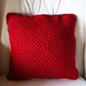 Fata de perna crosetata cu doua fete de 40x40cm.Una dintre fete este din granny squares, iar cealalta monocroma. - casă & stil de viață - textile de casă - perne - Artynos.ro