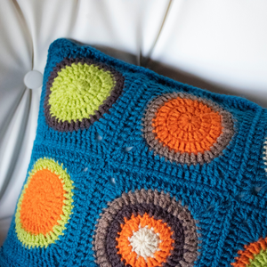 Fata de perna crosetata cu doua fete de 40x40cm.Una dintre fete este din granny squares, iar cealalta monocroma. - casă & stil de viață - textile de casă - perne - Artynos.ro