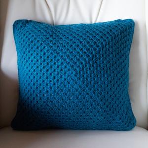 Fata de perna crosetata cu doua fete de 40x40cm.Una dintre fete este din granny squares, iar cealalta monocroma. - casă & stil de viață - textile de casă - perne - Artynos.ro