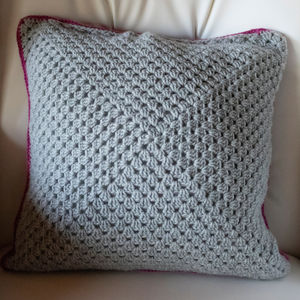 Fata de perna crosetata cu doua fete de 40x40cm.Una dintre fete este din granny squares, iar cealalta monocroma. - casă & stil de viață - textile de casă - perne - Artynos.ro