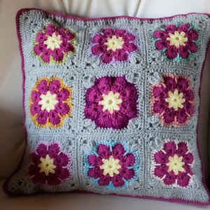 Fata de perna crosetata cu doua fete de 40x40cm.Una dintre fete este din granny squares, iar cealalta monocroma. - Artynos.ro