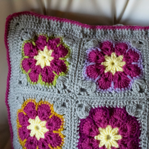 Fata de perna crosetata cu doua fete de 40x40cm.Una dintre fete este din granny squares, iar cealalta monocroma. - casă & stil de viață - textile de casă - perne - Artynos.ro