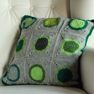 Fata de perna crosetata cu doua fete de 50x50cm.Una dintre fete este din granny squares, iar cealalta in dungi. - casă & stil de viață - textile de casă - perne - Artynos.ro