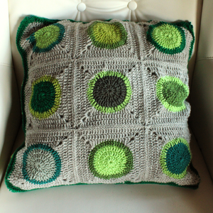 Fata de perna crosetata cu doua fete de 50x50cm.Una dintre fete este din granny squares, iar cealalta in dungi. - Artynos.ro