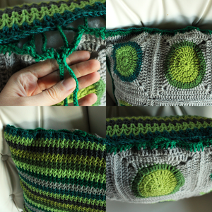 Fata de perna crosetata cu doua fete de 50x50cm.Una dintre fete este din granny squares, iar cealalta in dungi. - casă & stil de viață - textile de casă - perne - Artynos.ro