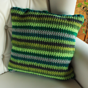 Fata de perna crosetata cu doua fete de 50x50cm.Una dintre fete este din granny squares, iar cealalta in dungi. - casă & stil de viață - textile de casă - perne - Artynos.ro