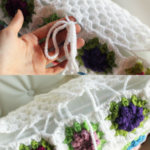 Fata de perna crosetata cu doua fete de 40x40cm.Una dintre fete este din granny squares, iar cealalta simpla. - casă & stil de viață - textile de casă - perne - Artynos.ro