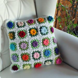 Fata de perna crosetata cu doua fete de 40x40cm.Una dintre fete este din granny squares, iar cealalta simpla. - casă & stil de viață - textile de casă - perne - Artynos.ro