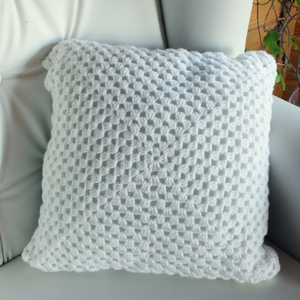 Fata de perna crosetata cu doua fete de 40x40cm.Una dintre fete este din granny squares, iar cealalta simpla. - casă & stil de viață - textile de casă - perne - Artynos.ro