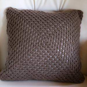 Fata de perna crosetata cu doua fete de 40x40cm.Una dintre fete este din granny squares, iar cealalta simpla. - casă & stil de viață - textile de casă - perne - Artynos.ro
