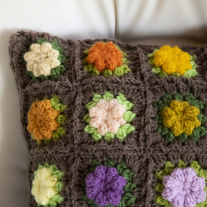 Fata de perna crosetata cu doua fete de 40x40cm.Una dintre fete este din granny squares, iar cealalta simpla. - casă & stil de viață - textile de casă - perne - Artynos.ro