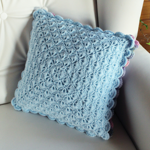 Fata de perna crosetata cu doua fete de 35x35cm.Una dintre fete este din fir acrilic multicolor, iar cealalta monocroma. - casă & stil de viață - textile de casă - perne - Artynos.ro