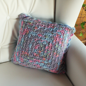 Fata de perna crosetata cu doua fete de 35x35cm.Una dintre fete este din fir acrilic multicolor, iar cealalta monocroma. - casă & stil de viață - textile de casă - perne - Artynos.ro
