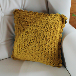 Fata de perna crosetata cu doua fete de 35x35cm.Una dintre fete este din fir acrilic multicolor, iar cealalta monocroma. - casă & stil de viață - textile de casă - perne - Artynos.ro