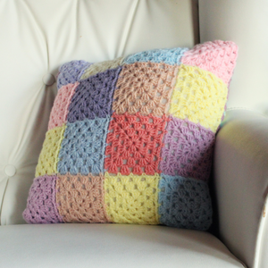 Fata de perna crosetata cu doua fete de 35x35cm.Una dintre fete este din granny squares, iar cealalta simpla. - casă & stil de viață - textile de casă - perne - Artynos.ro