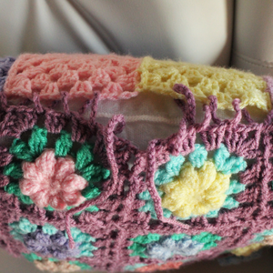 Fata de perna crosetata cu doua fete de 35x35cm.Una dintre fete este din granny squares, iar cealalta simpla. - casă & stil de viață - textile de casă - perne - Artynos.ro