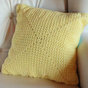 Fata de perna crosetata cu doua fete de 40x40cm.Una dintre fete este din granny squares, iar cealalta simpla. - casă & stil de viață - textile de casă - perne - Artynos.ro