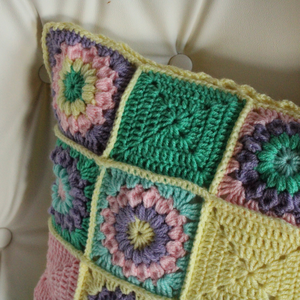 Fata de perna crosetata cu doua fete de 40x40cm.Una dintre fete este din granny squares, iar cealalta simpla. - casă & stil de viață - textile de casă - perne - Artynos.ro