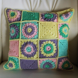 Fata de perna crosetata cu doua fete de 40x40cm.Una dintre fete este din granny squares, iar cealalta simpla. - Artynos.ro