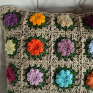 Fata de perna crosetata cu doua fete de 40x40cm.Una dintre fete este din granny squares, iar cealalta simpla. - casă & stil de viață - textile de casă - perne - Artynos.ro