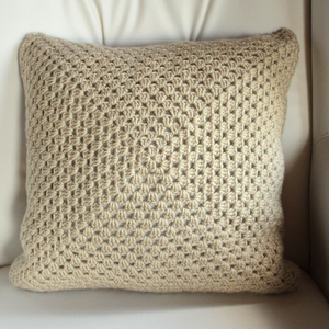 Fata de perna crosetata cu doua fete de 40x40cm.Una dintre fete este din granny squares, iar cealalta simpla. - casă & stil de viață - textile de casă - perne - Artynos.ro