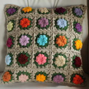 Fata de perna crosetata cu doua fete de 40x40cm.Una dintre fete este din granny squares, iar cealalta simpla. - Artynos.ro