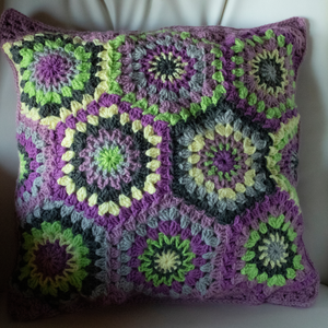 Fata de perna crosetata cu doua fete de 40x40cm.Una dintre fete este din granny squares hexagon, iar cealalta simpla. - Artynos.ro