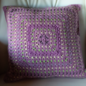 Fata de perna crosetata cu doua fete de 40x40cm.Una dintre fete este din granny squares hexagon, iar cealalta simpla. - casă & stil de viață - textile de casă - perne de scaun, huse - Artynos.ro