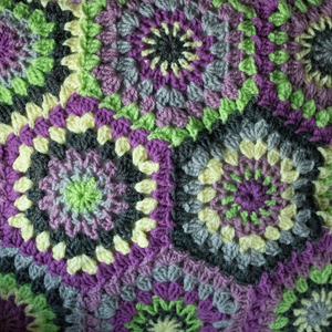Fata de perna crosetata cu doua fete de 40x40cm.Una dintre fete este din granny squares hexagon, iar cealalta simpla. - casă & stil de viață - textile de casă - perne de scaun, huse - Artynos.ro