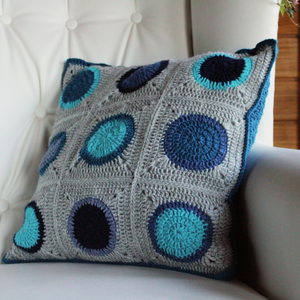 Fata de perna crosetata cu doua fete de 45x45cm.Una dintre fete este din granny squares, iar cealalta monocroma. - casă & stil de viață - textile de casă - perne - Artynos.ro