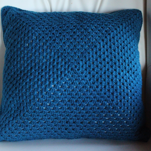 Fata de perna crosetata cu doua fete de 45x45cm.Una dintre fete este din granny squares, iar cealalta monocroma. - casă & stil de viață - textile de casă - perne - Artynos.ro