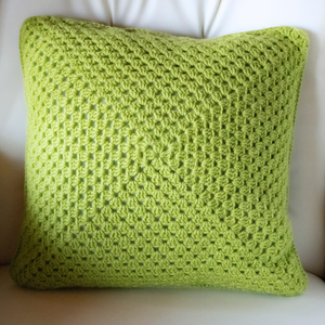 Fata de perna crosetata cu doua fete de 40x40cm.Una dintre fete este din granny squares, iar cealalta monocroma. - casă & stil de viață - textile de casă - perne - Artynos.ro