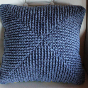 Fata de perna crosetata cu doua fete de 40x40cm.Una dintre fete este din fir acrilic multicolor - casă & stil de viață - textile de casă - perne - Artynos.ro
