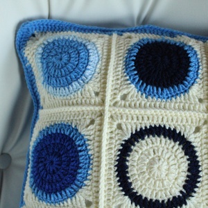 Fata de perna crosetata cu doua fete de 40x40cm.Una dintre fete este din granny squares, iar cealalta monocroma. - casă & stil de viață - textile de casă - perne - Artynos.ro