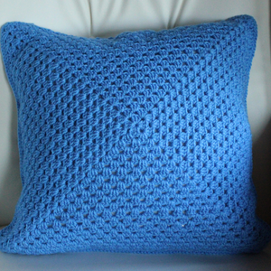 Fata de perna crosetata cu doua fete de 40x40cm.Una dintre fete este din granny squares, iar cealalta monocroma. - casă & stil de viață - textile de casă - perne - Artynos.ro