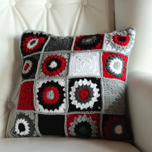 Fata de perna crosetata cu doua fete de 40x40cm.Una dintre fete este din granny squares, iar cealalta simpla. - casă & stil de viață - textile de casă - perne - Artynos.ro