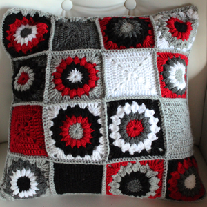 Fata de perna crosetata cu doua fete de 40x40cm.Una dintre fete este din granny squares, iar cealalta simpla., Casă & Stil de viață, Textile de casă, Perne, Croșetat, ARTYNOS