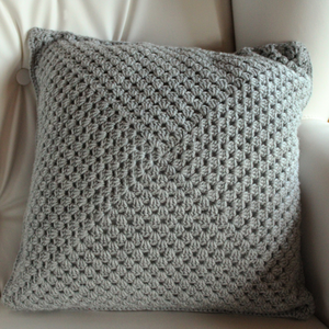 Fata de perna crosetata cu doua fete de 40x40cm.Una dintre fete este din granny squares, iar cealalta simpla. - casă & stil de viață - textile de casă - perne - Artynos.ro
