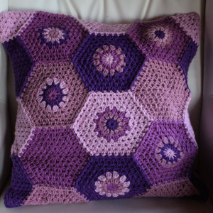 Fata de perna crosetata de 50x50cm. Ambele fete sunt identice, realizate din hexagoane. - casă & stil de viață - textile de casă - perne - Artynos.ro