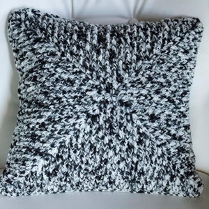 Fata de perna crosetata cu doua fete de 40x40cm.Ambele fete sunt din fir acrilic multicolor. - casă & stil de viață - textile de casă - perne - Artynos.ro